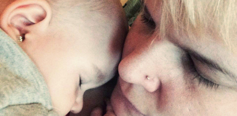 Anyával elaludni a legjobb dolog a világon Anyával elaludni a legjobb dolog a világon