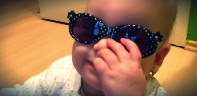 A világról mit sem sejtő apróságból észrevétlenül napszemüveget próbálgató nagylány lett