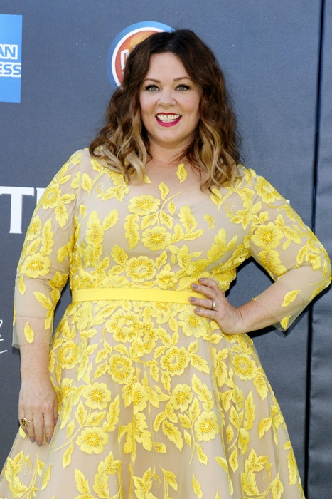 Melissa McCarthy napjaink egyik legfelkapottabb komikájának számít. Jelentős túlsúlya ellenére, nők millióinak példaképe, hiszen csípős humora és öniróniája hiteles és vonzó személyiséggé teszi. Hihetetlen, de a színésznő idén lesz 48 éves!