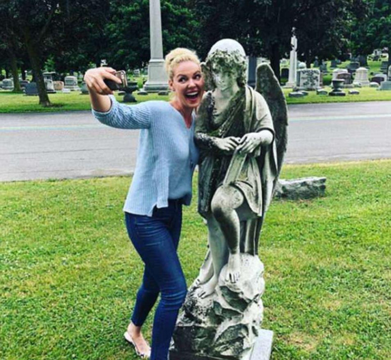 Végül a legutóbbi mélyrepülés: Katherine Heigl egy temetőben szelfizett síremlékekkel és még az Instagramon is megosztotta a kegyeletsértő fotókat. A követők kiakadtak, ő pedig később bocsánatot kért. Végül a legutóbbi mélyrepülés: Katherine Heigl egy temetőben szelfizett síremlékekkel és még az Instagramon is megosztotta a kegyeletsértő fotókat. A követők kiakadtak, ő pedig később bocsánatot kért.