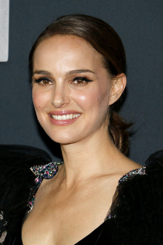 Natalie Portman csak egy pizzáért ugrott be egy gyors étterembe, mint bármelyik 11 éves lány. Ekkor fedezték fel, azonban először elzárkózott a modellkedéstől és a színészkedéstől is. Végül a Leon, a profi főszerepére mégis igent mondott. Natalie Portman csak egy pizzáért ugrott be egy gyors étterembe, mint bármelyik 11 éves lány. Ekkor fedezték fel, azonban először elzárkózott a modellkedéstől és a színészkedéstől is. Végül a Leon, a profi főszerepére mégis igent mondott.