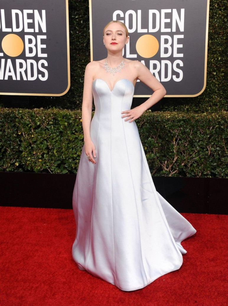Dakota Fanning fakó bőrét még sápadtabbá tette a ruhája, ráadásul úgy néz ki, mint aki eltévedt és a szalagavató bálja helyett a Golden-Globe díjátadóra keveredett Dakota Fanning fakó bőrét még sápadtabbá tette a ruhája, ráadásul úgy néz ki, mint aki eltévedt és a szalagavató bálja helyett a Golden-Globe díjátadóra keveredett