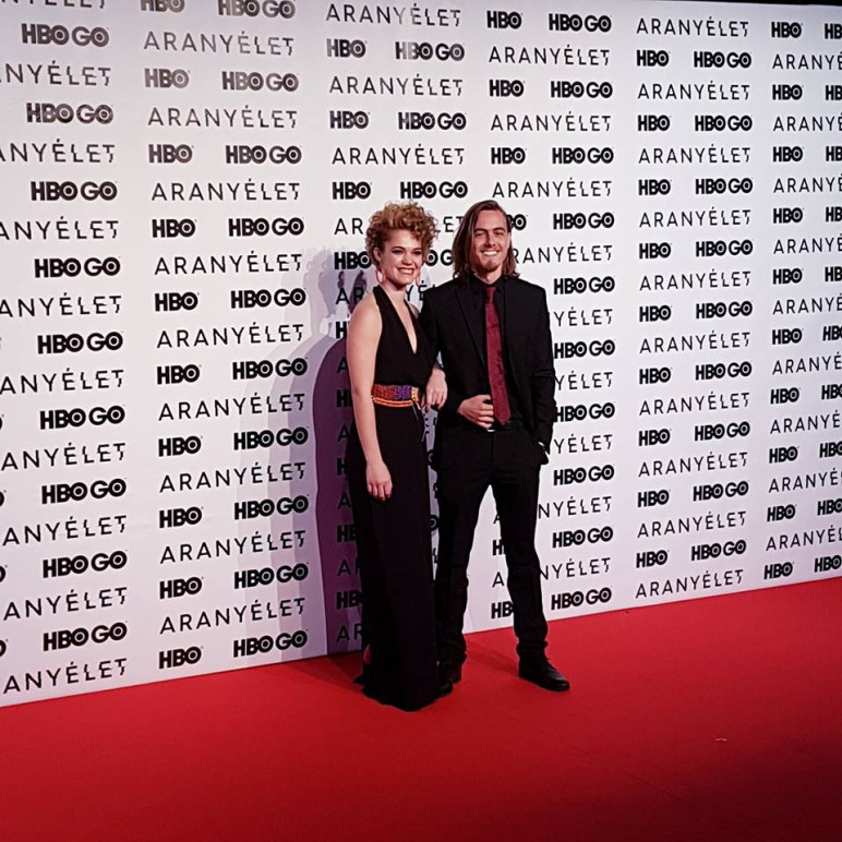 Staub Viktória és Olasz Renátó, azaz Gáll Bianka és Miklósi Márk együtt érkeztek a vörös szőnyegre. A színésznő ruhája a Samsoe / Dansk Clothing Store-ból való, kiegészítői a The Fourból. Renátót a Selected/4skandinavia öltöztette. Staub Viktória és Olasz Renátó, azaz Gáll Bianka és Miklósi Márk együtt érkeztek a vörös szőnyegre. A színésznő ruhája a Samsoe / Dansk Clothing Store-ból való, kiegészítői a The Fourból. Renátót a Selected/4skandinavia öltöztette.