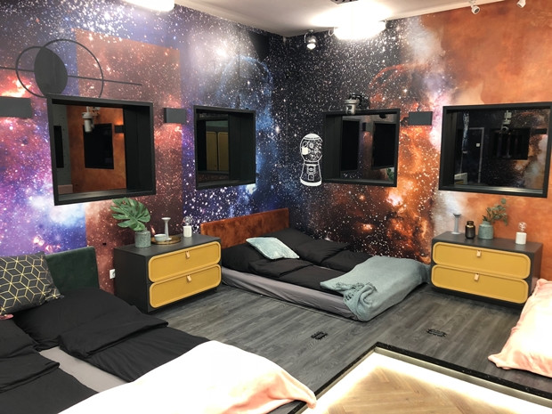 A hálószobában történt a legnagyobb változtatás, a falakat az űr inspirálta, az ágyak egy kis dobogóra kerültek, amik alatt pakolórekeszeket alakítottak ki a játékosok cuccainak. A hálószobában történt a legnagyobb változtatás, a falakat az űr inspirálta, az ágyak egy kis dobogóra kerültek, amik alatt pakolórekeszeket alakítottak ki a játékosok cuccainak.