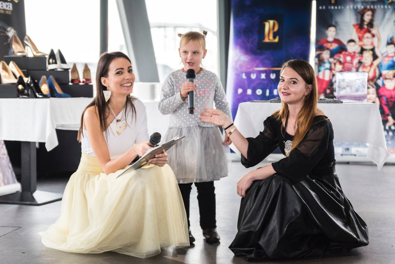 Az esemény megnyitóján Kitty szaval