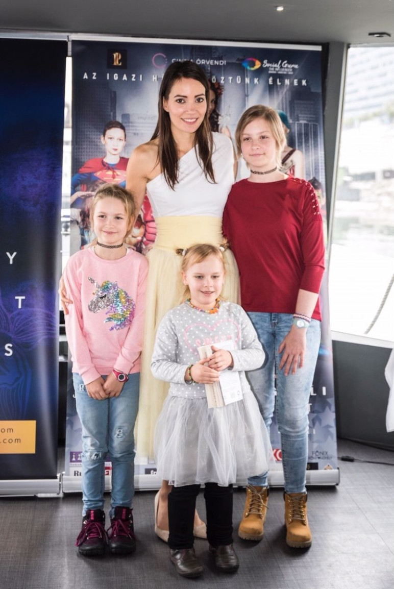 Örvendi Cintia az alapítvány három gyermekével