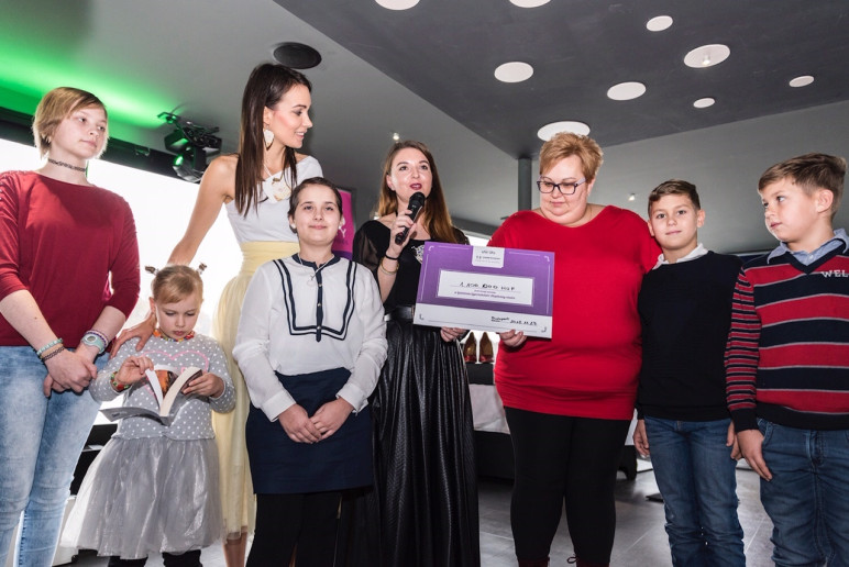 Átadják az összegyűlt 1.100.000 Ft-ot az alapítványnak.