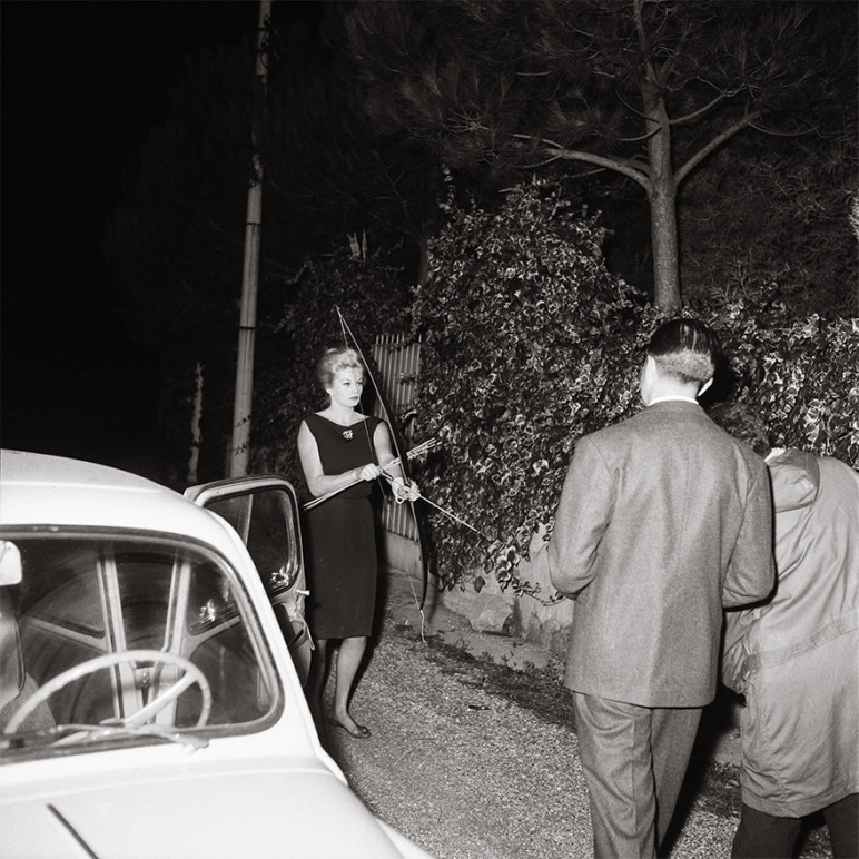 Anita Ekberg íjjak és nyilakkal száll szembe a paparazzikkal 1960-ban. Anita Ekberg íjjak és nyilakkal száll szembe a paparazzikkal 1960-ban.