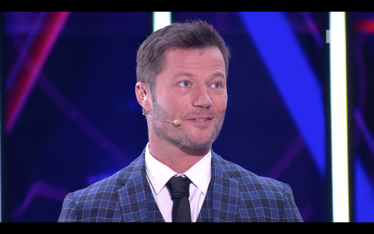 Íme Stohl új szakálla - Buci minden reggel kap egy arcmasszázst, és a felvételek között lenyom egy pár fekvőtámaszt, hogy jobban fessen a képernyőn. Íme Stohl új szakálla - Buci minden reggel kap egy arcmasszázst, és a felvételek között lenyom egy pár fekvőtámaszt, hogy jobban fessen a képernyőn.