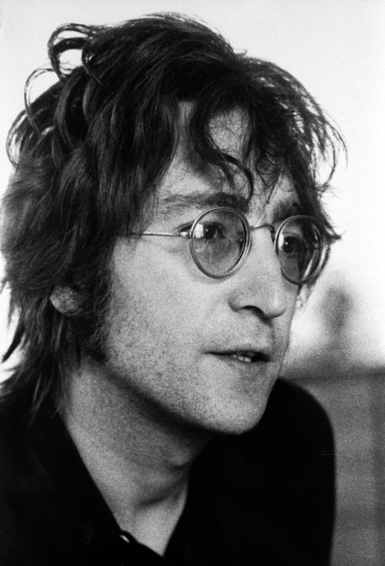 John Lennon - A legendás Beatles tagot 1980-ban lőtte le egy Mark David Chapman nevű figura a háza előtt. A férfi autgramra várt a háza előtt, amit kapott is, majd négyszer lőtt rá az énekesre. John Lennon - A legendás Beatles tagot 1980-ban lőtte le egy Mark David Chapman nevű figura a háza előtt. A férfi autgramra várt a háza előtt, amit kapott is, majd négyszer lőtt rá az énekesre.