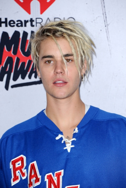 Justin Bieber Toronto-ban adott koncertet még 2013-ban, szállodai szobájának ablaka alatt pedig hemzsegtek a női rajongók. Annyira zavarta őt a lányok sikoltozása, hogy kiállt az erkélyre és leköpte őket. Justin Bieber Toronto-ban adott koncertet még 2013-ban, szállodai szobájának ablaka alatt pedig hemzsegtek a női rajongók. Annyira zavarta őt a lányok sikoltozása, hogy kiállt az erkélyre és leköpte őket.