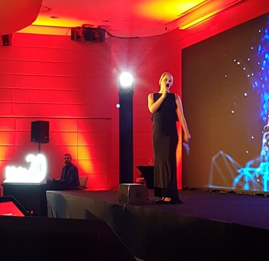 A műsorvezető az élet minden területén megállja a helyét - sikeres a szakmájában, boldog párjával, hamarosan pedig már anyai örömök elé is néz.