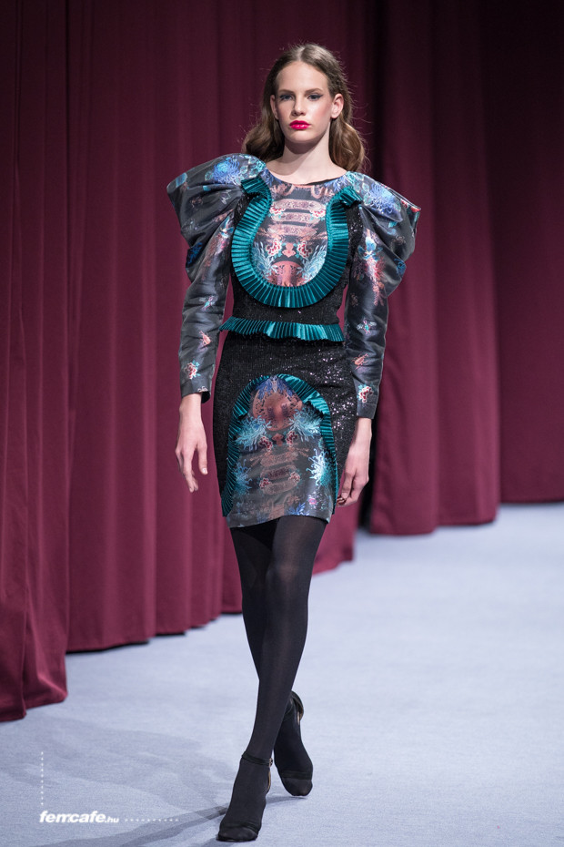 Az új kollekciót színek tekintetében a kék, a fekete, az arany, illetve a pink árnyalatai uralják.