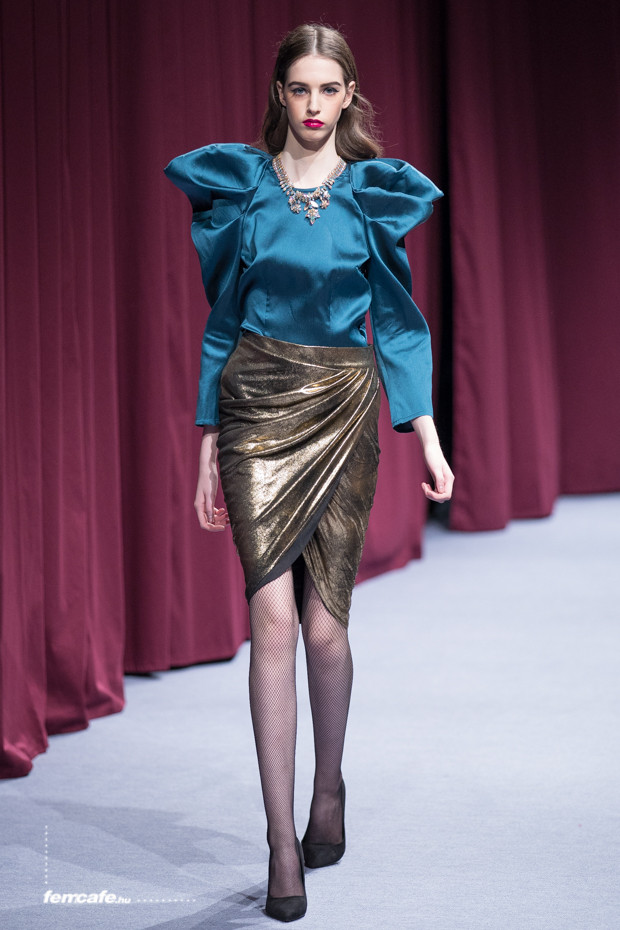 Az arany és a kék remekül harmonizál egymással, a két szín abszolút az eleganciát képviseli. Az arany és a kék remekül harmonizál egymással, a két szín abszolút az eleganciát képviseli.