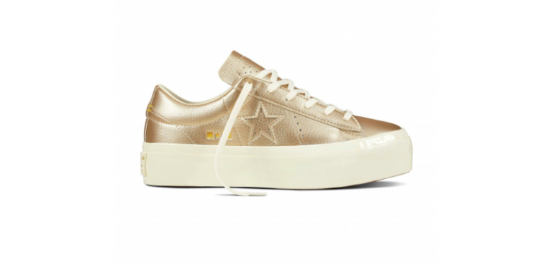 Aki szereti a vagány és erőteljes darabokat, annak nem hiányozhat a ruhatárából idén tavasszal egy platform tornacipő. A Converse ezt is újragondolta, nem is akárhogy: ez az arany statement darab iszonyatosan menőre sikerült! (Ára:  33,990 Ft )