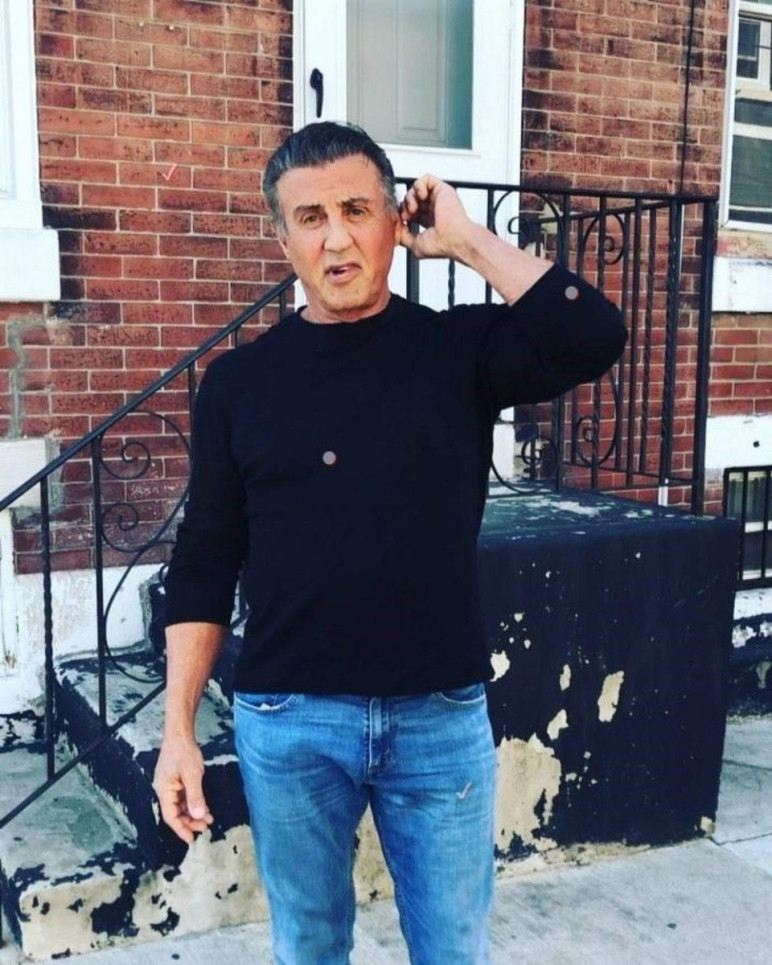 Sylvester Stallone: körülbelül három hetet töltött a Port Authority buszpályaudvarán, amikor talált egy hirdetést, amiben színészt kerestek. Stallone csak két napig dolgozott a forgatáson, ami segített abban, hogy otthagyja az állomást. Sylvester Stallone: körülbelül három hetet töltött a Port Authority buszpályaudvarán, amikor talált egy hirdetést, amiben színészt kerestek. Stallone csak két napig dolgozott a forgatáson, ami segített abban, hogy otthagyja az állomást.