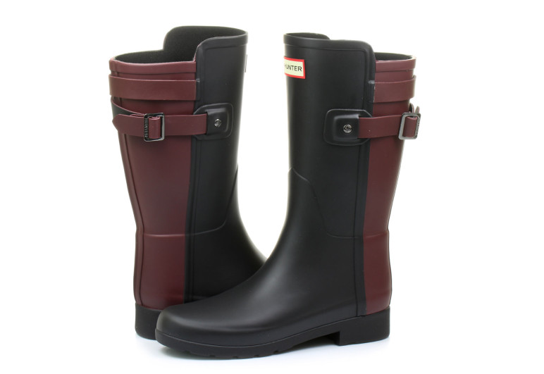 Attól hogy esős az idő, még lehet jó a hangulat, például ezzel a Hunter gumicsízmával, ami bármilyen outfitet feldob, és most az Office Shoes oldalán kedvezményesen a tiéd lehet, 17 190 Ft-ért. 