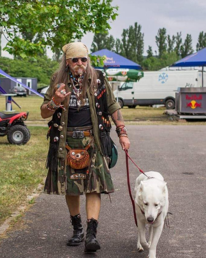 A fesztivál egyik legősibb arca ez az extravagáns öltözetű úr és kutyája. Nélkülük egyszerűen nincs Open Road! A fesztivál egyik legősibb arca ez az extravagáns öltözetű úr és kutyája. Nélkülük egyszerűen nincs Open Road!