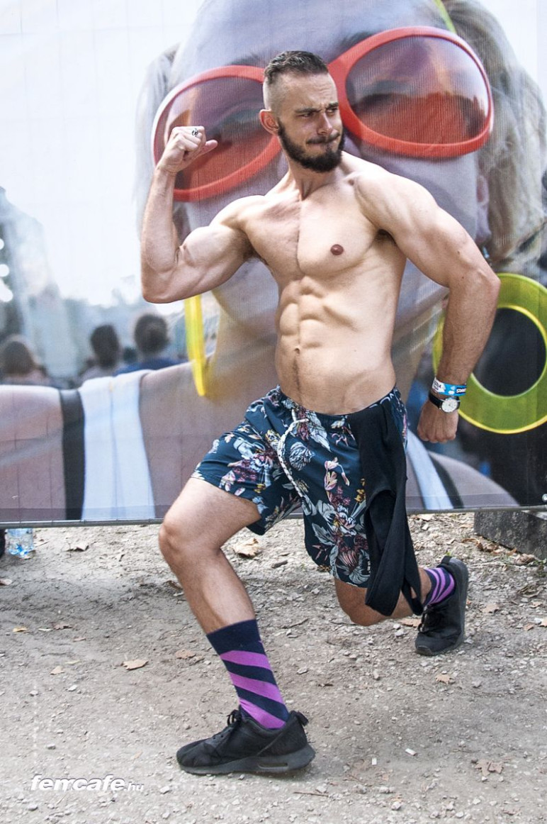 Nem csak jó csajok akadtak a Szigeten, ilyen vagány és dögös csávókból is kijutott, akik örömmel pózoltak kameránknak. Nem csak jó csajok akadtak a Szigeten, ilyen vagány és dögös csávókból is kijutott, akik örömmel pózoltak kameránknak.