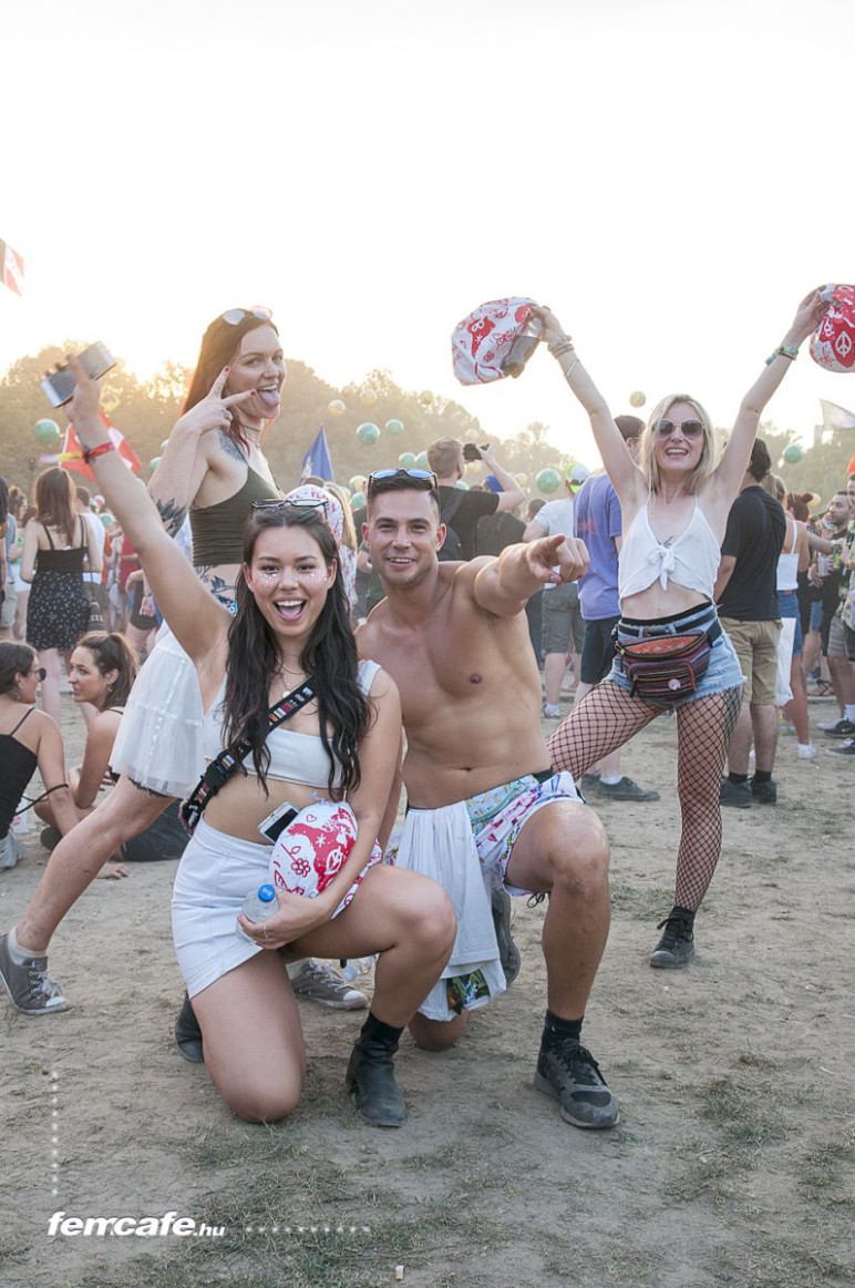 Ez a pasi tudott élni - ennyi gyönyörű nő között is kiszúrtuk azért, igazi mediterrán csirkefogó. Imádtuk. Ez a pasi tudott élni - ennyi gyönyörű nő között is kiszúrtuk azért, igazi mediterrán csirkefogó. Imádtuk.