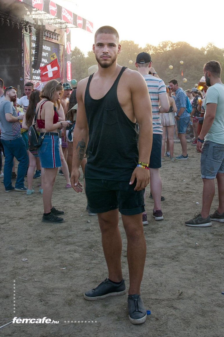 Ez a srác kissé szégyellős volt, bár nem értjük, miért, hiszen pimaszul jóképű és szexi, kitűnt a fesztiválozók közül. Ez a srác kissé szégyellős volt, bár nem értjük, miért, hiszen pimaszul jóképű és szexi, kitűnt a fesztiválozók közül.