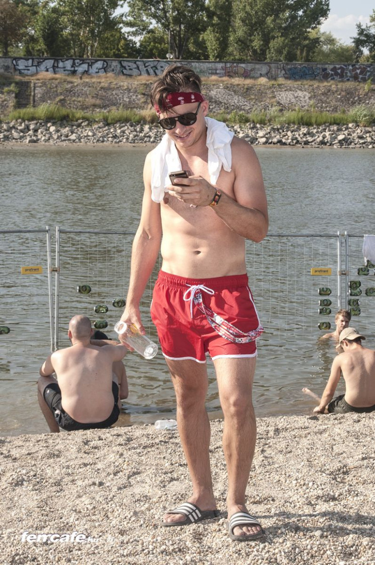 Kimentünk a Sziget beach-re, és persze ott is találtunk jóképű versenyzőket. Ez a fiatal srác nem tudott elszakadni a mobiljától, de nem is az a lényeg... így is megállta a helyét. Kimentünk a Sziget beach-re, és persze ott is találtunk jóképű versenyzőket. Ez a fiatal srác nem tudott elszakadni a mobiljától, de nem is az a lényeg... így is megállta a helyét.