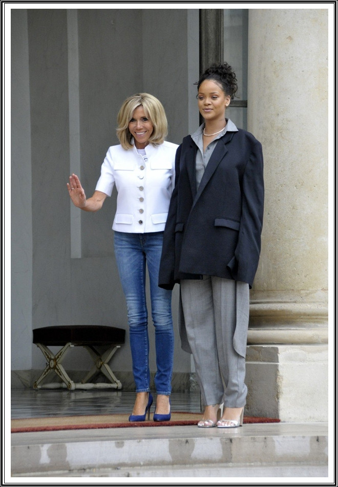 A mélypont egyértelműen ez a szett volt, amiben az énekesnő a francia elnökkel és feleségével találkozott. Egyáltalán nem illett az alkalomhoz, a kezére rálógó blézerujj botrányos volt, ezt nagyon nem találta el. A mélypont egyértelműen ez a szett volt, amiben az énekesnő a francia elnökkel és feleségével találkozott. Egyáltalán nem illett az alkalomhoz, a kezére rálógó blézerujj botrányos volt, ezt nagyon nem találta el.