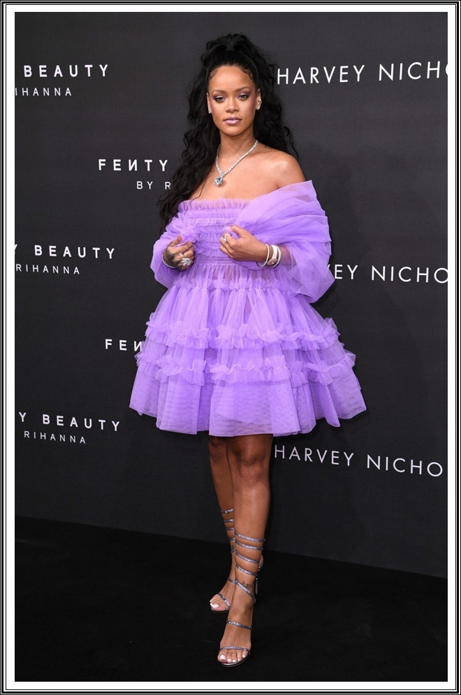 Még ha csinosabbra is szeretné venni a figurát, akkor is olyan ruhákat választ, ami itt vagy ott széles fazonú. Ebben a lila szerelésben úgy nézett ki, mint egy szaloncukor.