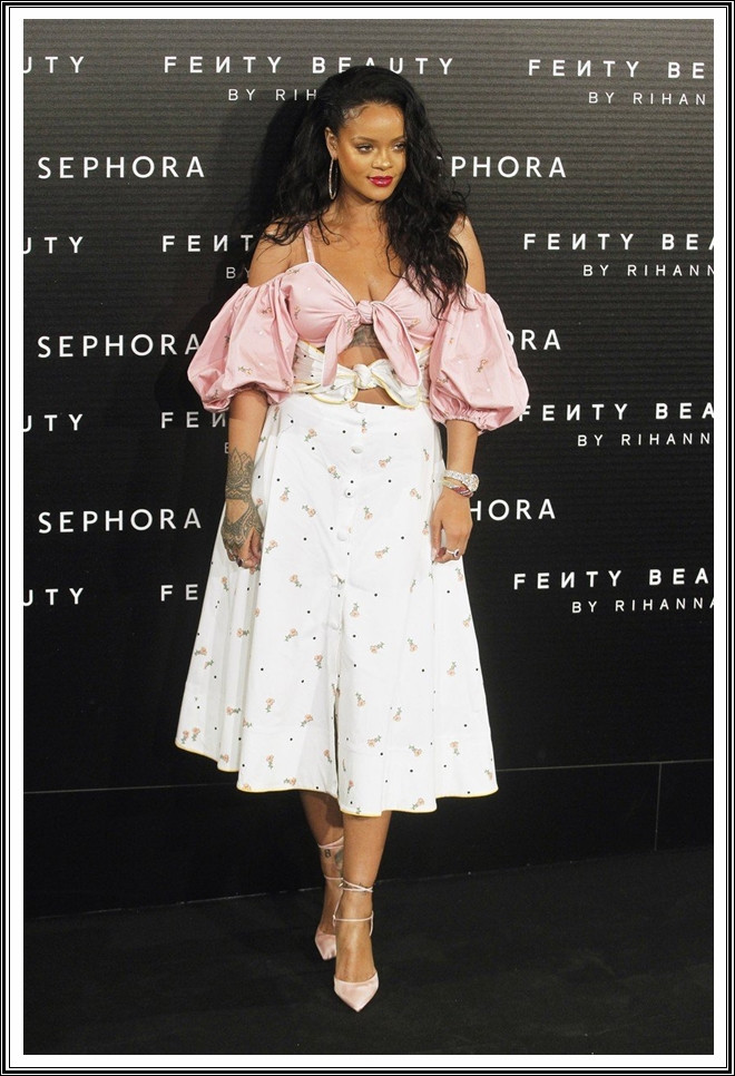 Tény, hogy nem annyira vékony, mint volt, de azért a kövértől is nagyon messze van. A pár plusz kiló miatt még nem kellene ilyen értelmezhetetlen outfitekben rohangálnia. Tény, hogy nem annyira vékony, mint volt, de azért a kövértől is nagyon messze van. A pár plusz kiló miatt még nem kellene ilyen értelmezhetetlen outfitekben rohangálnia.