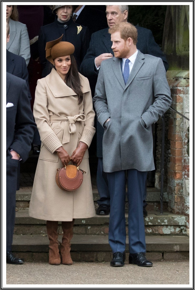 Meghan karácsonykor csatlakozott a királyi családhoz, ellátogattak Sandringhamba. A bézs kabát visszafogott és elegáns volt, de a legtöbb rajongó kiakadt Harry menyasszonyának kalapja miatt, amit mindenki egy bizonyos kis barna emojihoz hasonlított. Meghan karácsonykor csatlakozott a királyi családhoz, ellátogattak Sandringhamba. A bézs kabát visszafogott és elegáns volt, de a legtöbb rajongó kiakadt Harry menyasszonyának kalapja miatt, amit mindenki egy bizonyos kis barna emojihoz hasonlított.