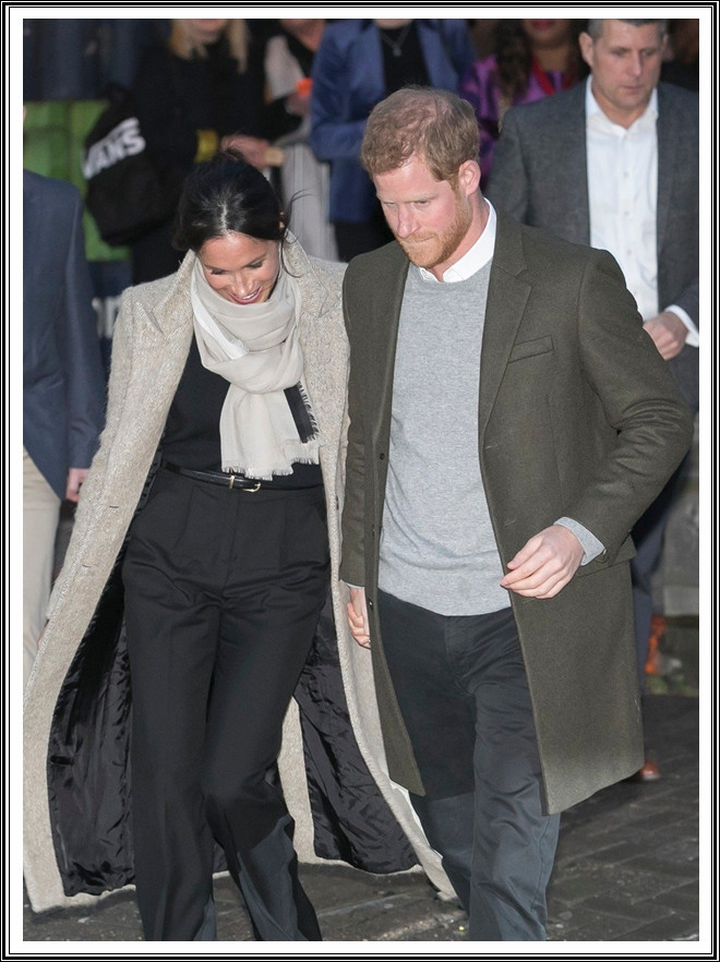 A duó a brixtoni rádióállomáson (London) is járt, és Meghan szettjét megint nem tudjuk értelmezni. A frizura nem az igazi még mindig, a hatalmas sál indokolatlan, a nadrág pedig botrányosan állt rajta. Miért nem lehet egy szép nőt rendesen felöltöztetni? A duó a brixtoni rádióállomáson (London) is járt, és Meghan szettjét megint nem tudjuk értelmezni. A frizura nem az igazi még mindig, a hatalmas sál indokolatlan, a nadrág pedig botrányosan állt rajta. Miért nem lehet egy szép nőt rendesen felöltöztetni?