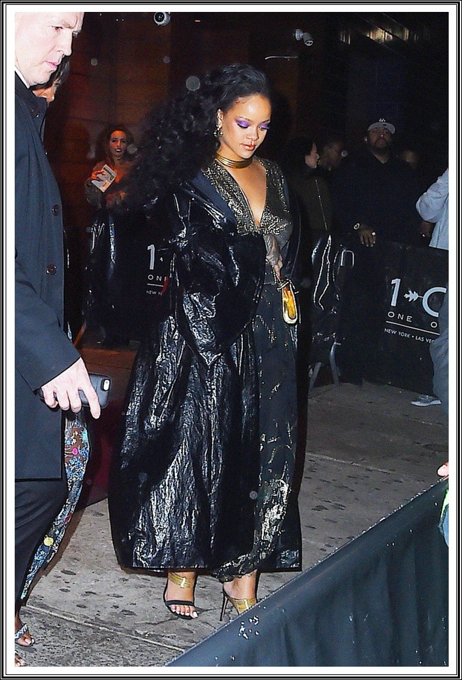 Mostanában ehhez hasonló, sátorszerű ruhadarabokban jelenik meg mindenhol. Értjük, hogy oversized, de ez már a túlméretezettnek egy durva zsákos verziója. Mostanában ehhez hasonló, sátorszerű ruhadarabokban jelenik meg mindenhol. Értjük, hogy oversized, de ez már a túlméretezettnek egy durva zsákos verziója.