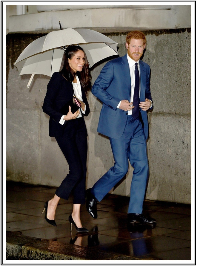 Az a hír járja, hogy Meghan Victoria Beckhamtől kér stílustanácsokat, ezért sem meglepő, hogy egy csinos ruha helyett ezt a fekete nadrágkosztümöt választotta a londoni Endeavour Fund Awards gálára. Vagány, bár kevésbé királyi. Az a hír járja, hogy Meghan Victoria Beckhamtől kér stílustanácsokat, ezért sem meglepő, hogy egy csinos ruha helyett ezt a fekete nadrágkosztümöt választotta a londoni Endeavour Fund Awards gálára. Vagány, bár kevésbé királyi.