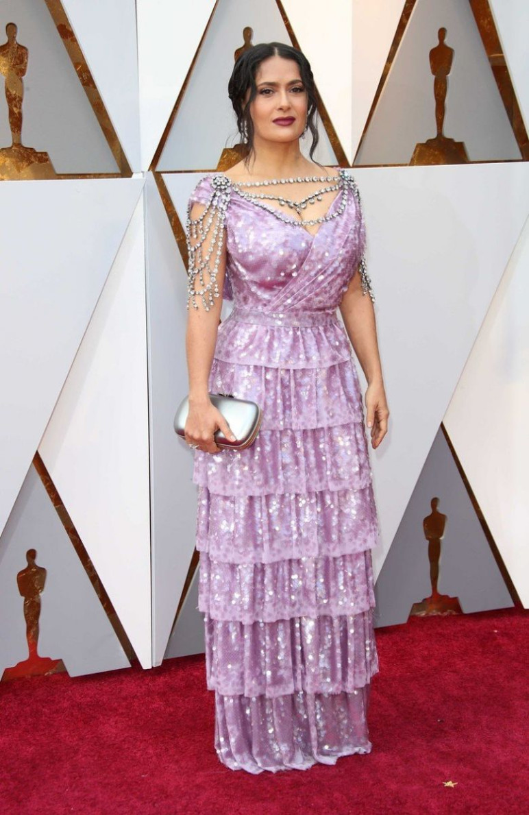 Salma Hayeket imádjuk, most viszont neki sem sikerült eltalálnia a ruháját. A gyönyörű színésznő úgy festett ebben a lila estélyiben, mint egy szép jósnő, de sajnos nem látta előre, hogy a rosszul öltözöttek között végzi majd. Salma Hayeket imádjuk, most viszont neki sem sikerült eltalálnia a ruháját. A gyönyörű színésznő úgy festett ebben a lila estélyiben, mint egy szép jósnő, de sajnos nem látta előre, hogy a rosszul öltözöttek között végzi majd.