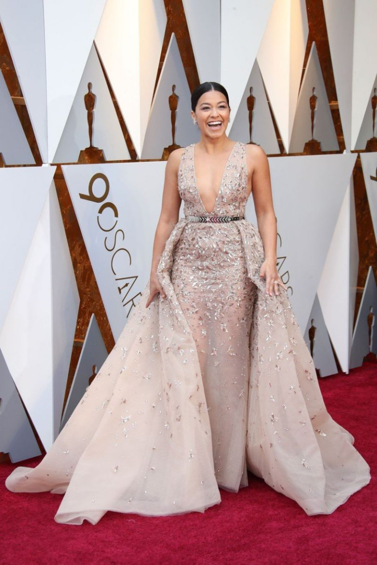 Gina Rodriguez is kitett magáért a gálán, ő volt az egyik legtöbbet fényképezett színésznő a vörös szőnyegen, a ruháját elnézve pedig ez teljesen érthető.