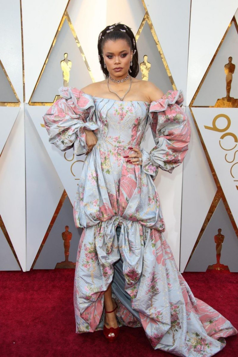 Olyan, mintha Andra Day egy retró függönyt aggatott volna magára, ez a kreáció inkább hasonlított egy középkori jelmezre, mintsem Oscarhoz illő estélyire, ráadásul a vörös szőnyegen konkrétan lefeküdt benne. Olyan, mintha Andra Day egy retró függönyt aggatott volna magára, ez a kreáció inkább hasonlított egy középkori jelmezre, mintsem Oscarhoz illő estélyire, ráadásul a vörös szőnyegen konkrétan lefeküdt benne.