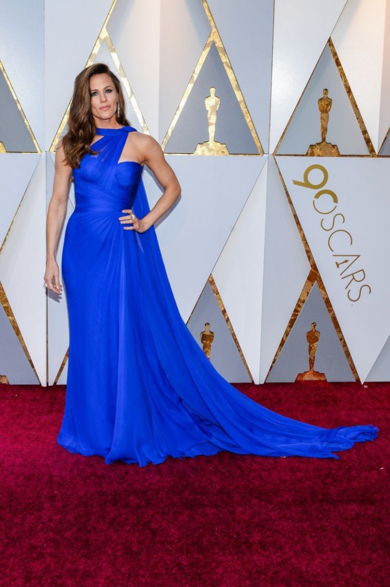 Jennifer Garner után nem csoda, ha mindenki kétszer megfordult, ezzel az élénk, királykék estélyivel elérte, hogy a tekintetek rászegeződjenek. Csodaszép volt, nem hagyhattuk ki a listáról.