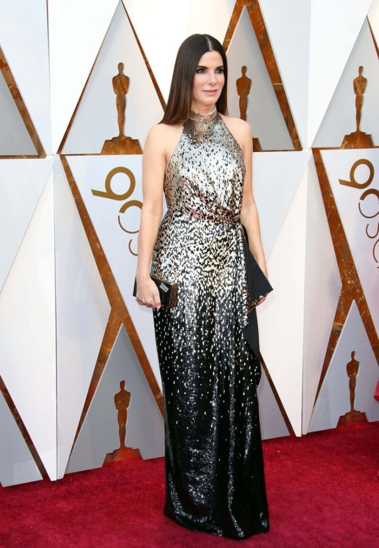 Sandra Bullock egy szép és dekoratív nő, de a ruháját nem tudjuk dicsérni. Az egész olyan volt a színátmenetes hatás miatt, mintha kopott és lyukas lett volna. Sajnos nem nyerte el a tetszésünket. Sandra Bullock egy szép és dekoratív nő, de a ruháját nem tudjuk dicsérni. Az egész olyan volt a színátmenetes hatás miatt, mintha kopott és lyukas lett volna. Sajnos nem nyerte el a tetszésünket.