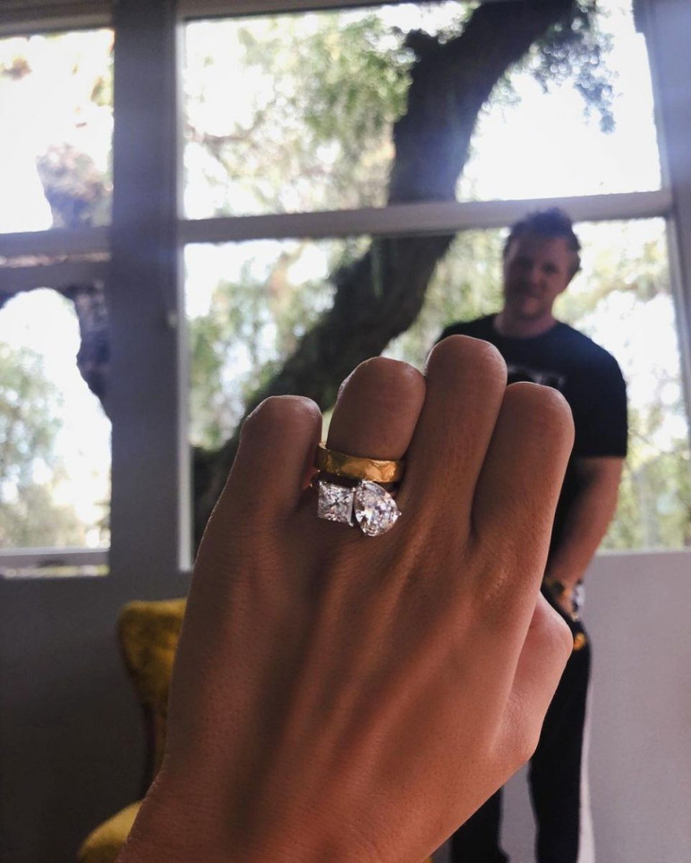 Emily láthatóan büszke a méretes ékszerre, mert egyből pakolta fel az Instagramjára.