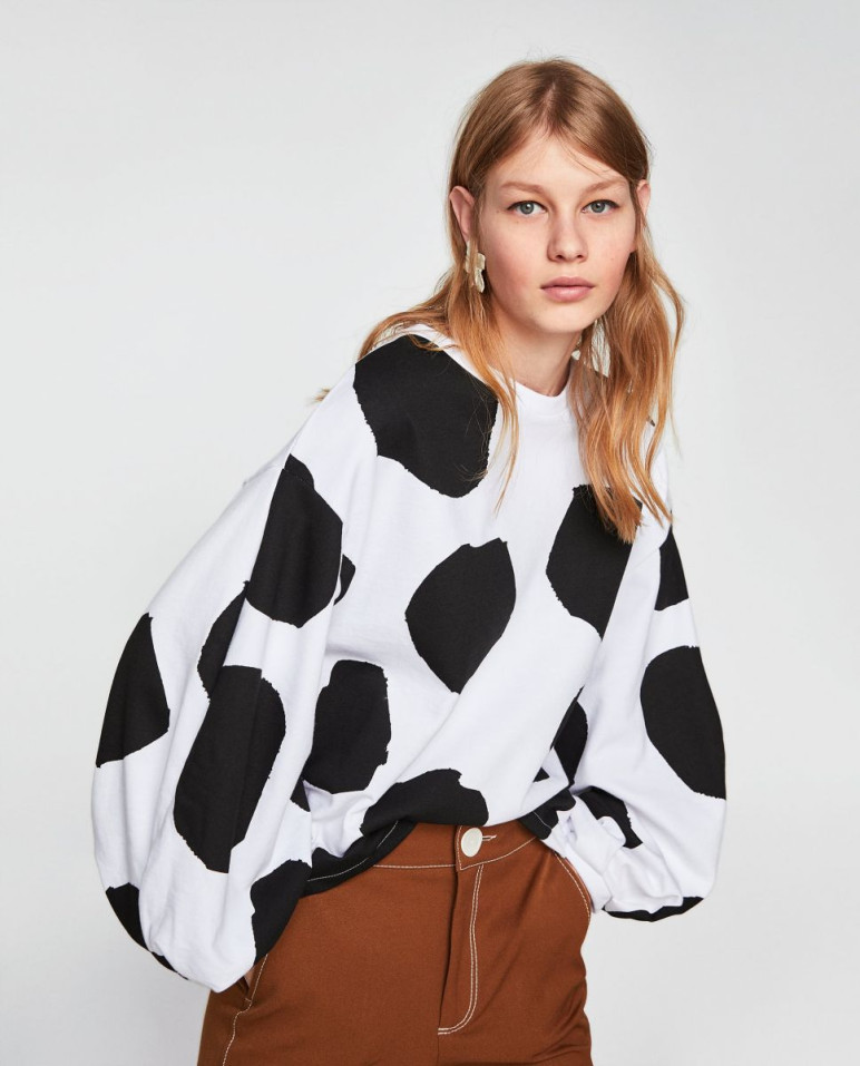 A pöttyös minta a szezon egyik kedvence. Ezt a játékos motívum a legegyszerűbb szettet is feldobja, a kedvenc darabjaid között a helye! Zara - 2995 Ft