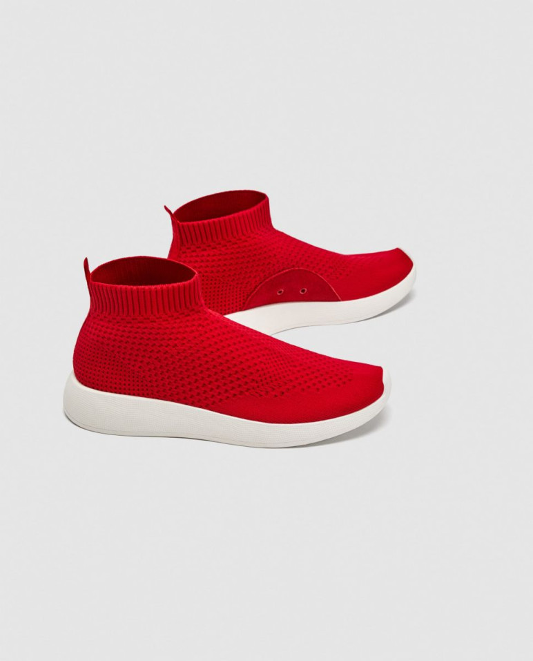 A zokniszerű szárkialakítás a legújabb sláger. Kevesen merik bevállalni, de aki megteszi, az biztosan nagyon divatos lesz. A Zara többféle ilyen fazont is tartogat, nekünk ez a piros a kedvencünk. (Ára: 9995 Ft)