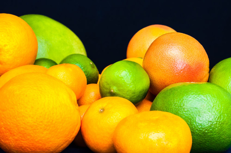 A citrusfélék főleg magas savtartalmuk miatt jelentenek veszélyt fogainkra. A sav felpuhítja a fogzománcot, így az alatta található dentinréteg védelem nélkül marad, így érdemes a citrusfélék fogyasztása után kiöblíteni a szánkat vízzel. A citrusfélék főleg magas savtartalmuk miatt jelentenek veszélyt fogainkra. A sav felpuhítja a fogzománcot, így az alatta található dentinréteg védelem nélkül marad, így érdemes a citrusfélék fogyasztása után kiöblíteni a szánkat vízzel.