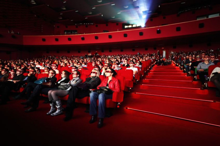 Napközben nincs idő rendes takarításra. Bár a személyzet két film között valóban megpróbálja eltüntetni a disznóólat, mivel viszonylag kevés idejük van a takarításra, nem tudnak tökéletes munkát végezni. Az igazi munka este kezdődik. Napközben nincs idő rendes takarításra. Bár a személyzet két film között valóban megpróbálja eltüntetni a disznóólat, mivel viszonylag kevés idejük van a takarításra, nem tudnak tökéletes munkát végezni. Az igazi munka este kezdődik.