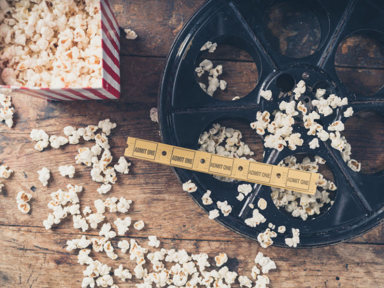 Nemcsak a popcorn ára, de az illata és az íze is emlékezetes: a jellegzetes aromát egy boltban kapható vagy saját változattal sem tudjuk utánozni. Nem véletlenül: a mozik saját, titkos receptjük alapján gyártják a nassolnivalót. Nemcsak a popcorn ára, de az illata és az íze is emlékezetes: a jellegzetes aromát egy boltban kapható vagy saját változattal sem tudjuk utánozni. Nem véletlenül: a mozik saját, titkos receptjük alapján gyártják a nassolnivalót.