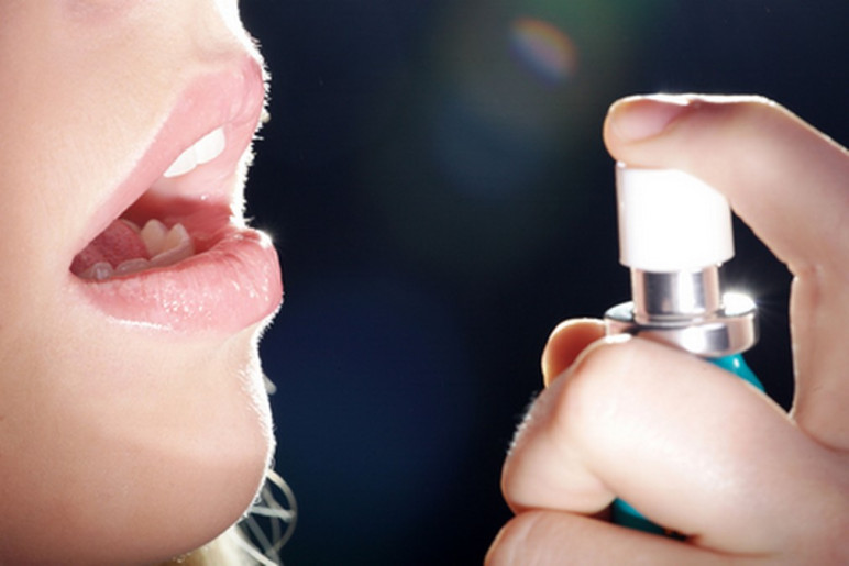 A SZÁJ HIGIÉNIÁJA - A kellemetlen lehelet nemcsak kínos, de komoly problémákat is jelezhet. A szív, a csontok és a vese betegségéről is árulkodhat a tartósan tapasztalható, kellemetlen szájszag.