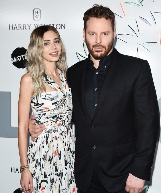 A Facebook társalapítója, Sean Parker és a fiatal énekesnő, Alexandra Lenas 2013-ban házasodtak össze, egy 9 millió dolláros álomesküvő keretében. A párnak két gyermeke van. A Facebook társalapítója, Sean Parker és a fiatal énekesnő, Alexandra Lenas 2013-ban házasodtak össze, egy 9 millió dolláros álomesküvő keretében. A párnak két gyermeke van.