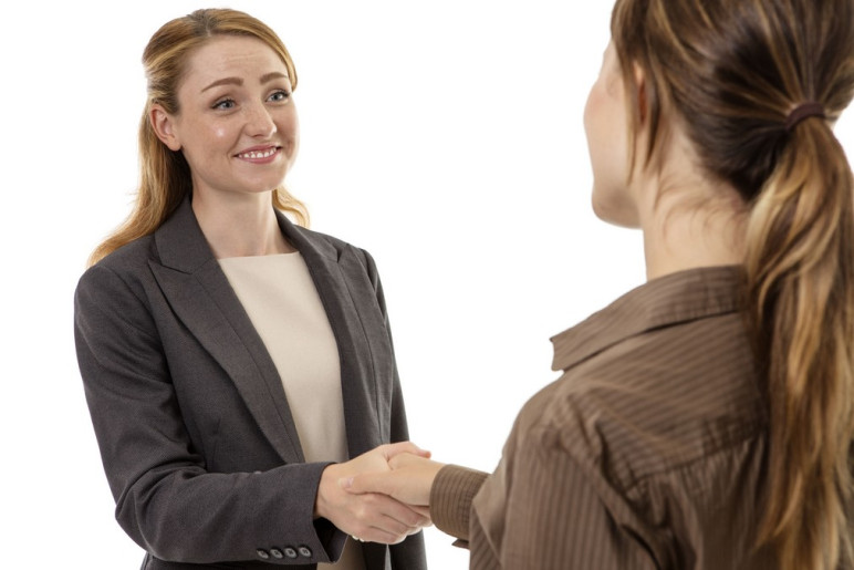 ÜDVÖZLÉS - Egy gyors, határozott kézfogás a megfelelő üdvözlési forma. Fontos, hogy ilyenkor ne rántsd magad felé a másik felet és a vállveregetés is csak akkor fér bele, ha szoros kapcsolatot ápoltok. ÜDVÖZLÉS - Egy gyors, határozott kézfogás a megfelelő üdvözlési forma. Fontos, hogy ilyenkor ne rántsd magad felé a másik felet és a vállveregetés is csak akkor fér bele, ha szoros kapcsolatot ápoltok.