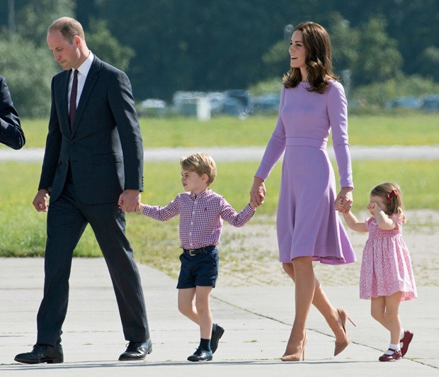 Hamburgban a lila és a rózsaszín árnyalataiba öltözött a család