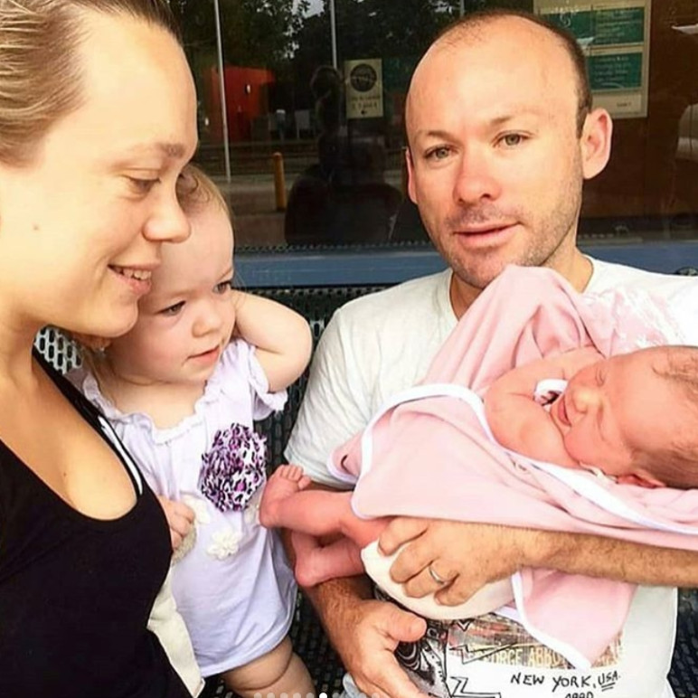 Őket hibáztatják azért, mert törpenövésű gyerekük lett. A kommentelők nem riadtak vissza attól, hogy ezt több alkalommal az orruk alá dörgöljék.