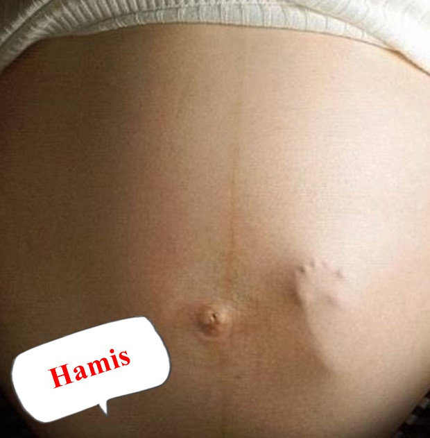 Azt hiszem, most minden nő nevében mondhatom: megkönnyebbültem, hogy ez egy manipulált kép. Ilyen erős baba hála az égnek nincs.